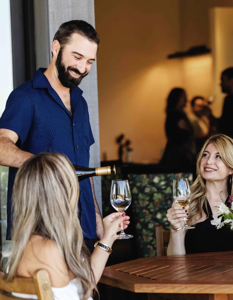 Professionnels échangeant autour de vins dans une salle de dégustation californienne.